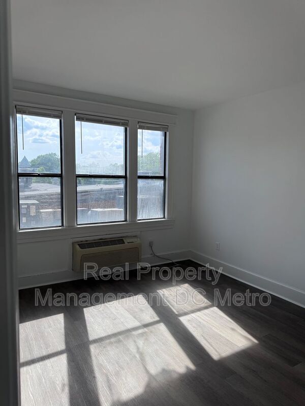 Building Photo - 815 Maryland Ave NE