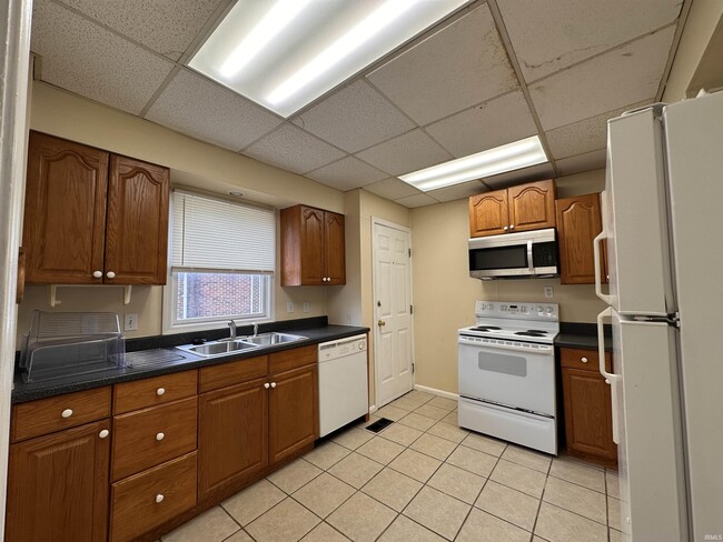 Building Photo - 905 Lincoln Ave