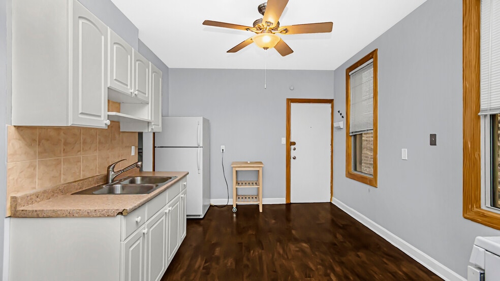 Kitchen - 1472 W Webster Ave