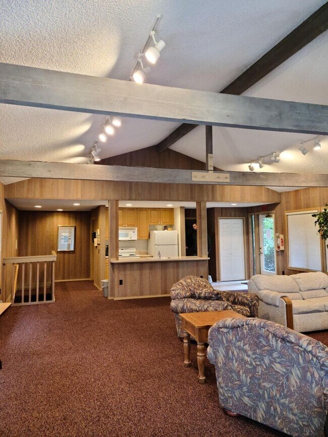 Building Photo - Spacious two bedroom condo!