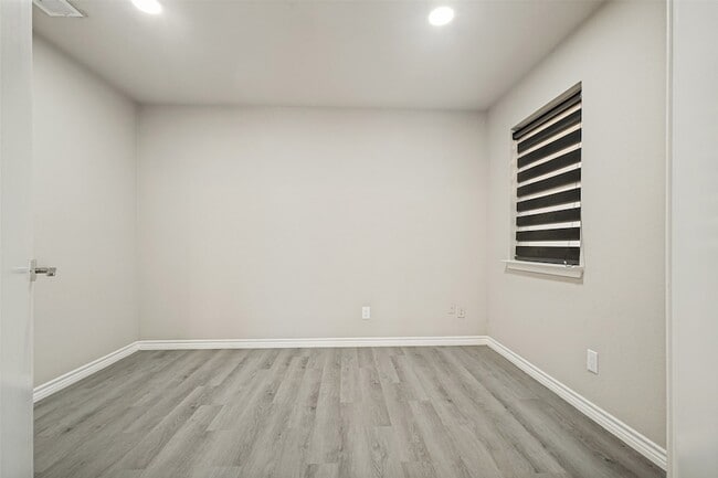 Building Photo - 945 Ramblewood Dr