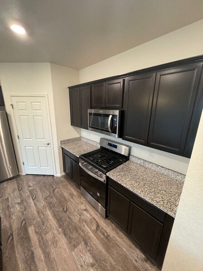 Building Photo - 3 Bed 2 Bath House in Windsor!