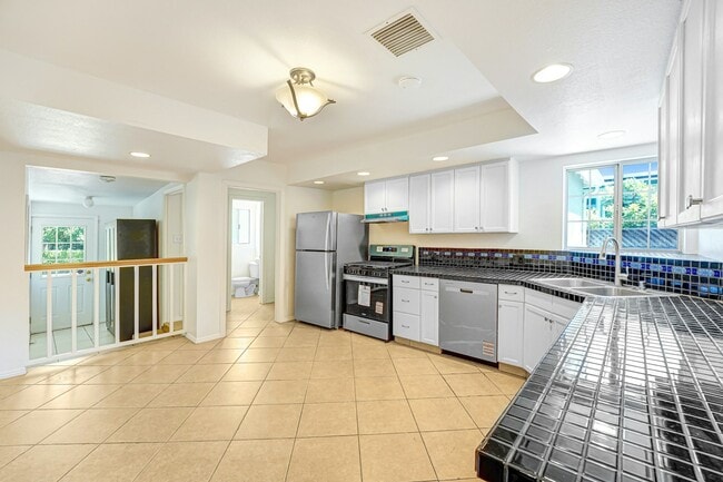 Building Photo - 14323 Califa St