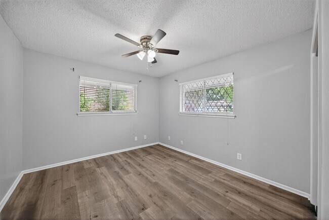 Building Photo - Beautifully refreshed 3-bedroom, 2-bath ranch-style home, located in the sought-after Colonies No...