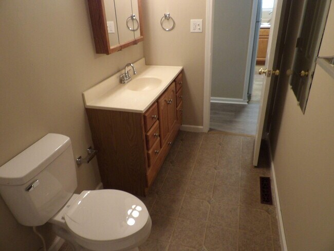 Building Photo - 248 Meadowview Dr