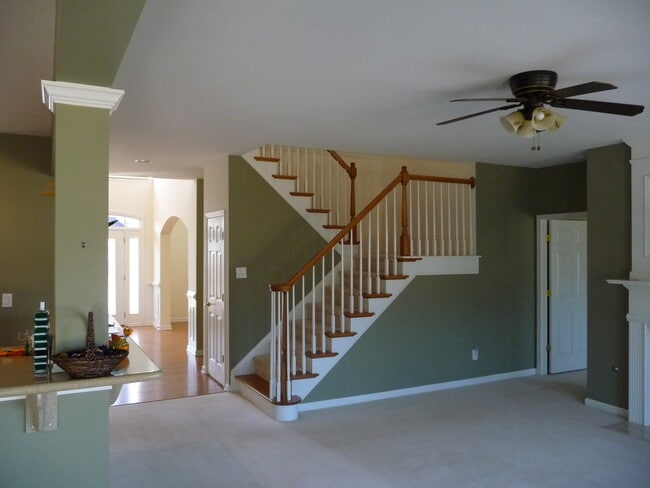 Building Photo - Executive Home!