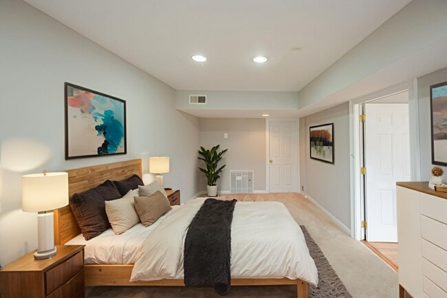 Building Photo - 5806 Flanders St