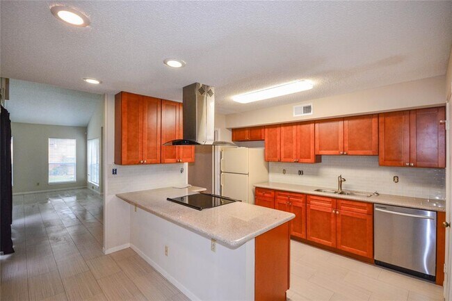 Building Photo - 9262 Westwood Village Dr