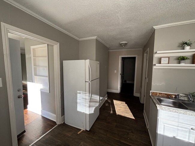 Building Photo - Coming Soon! 3 bedroom 1 bathroom house !