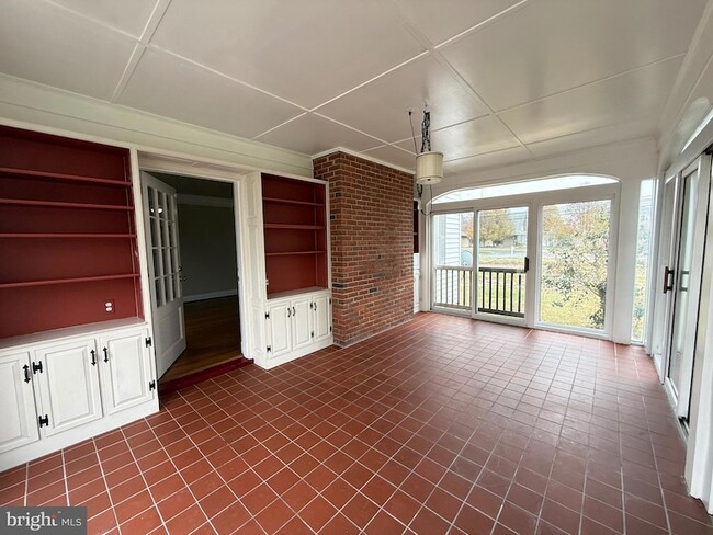 Building Photo - 118 St Marys Ave