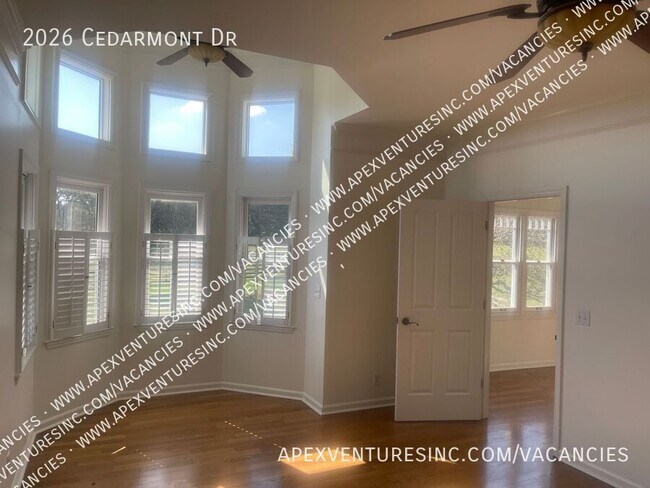 Building Photo - 2026 Cedarmont Dr