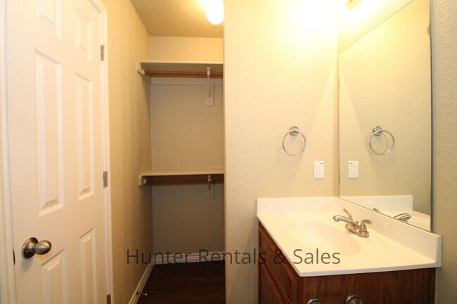 Building Photo - Spacious three-bedroom