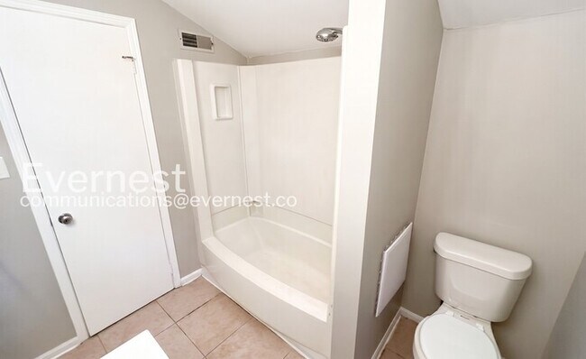 Building Photo - 5008 Golfview Dr