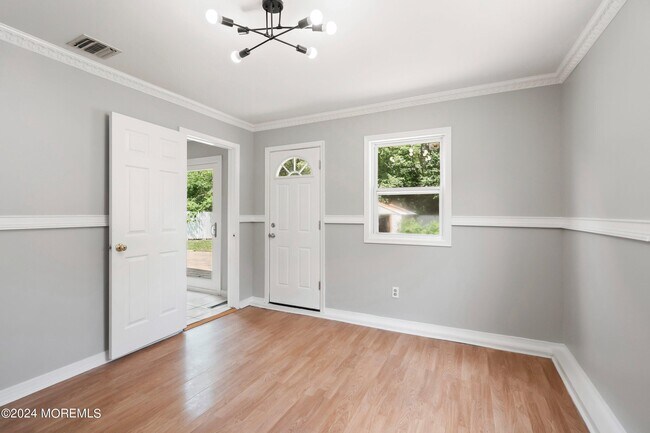 Building Photo - 394 Applegate Ave