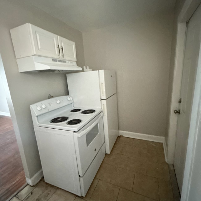 Building Photo - Freshly Renovated 2-Bedroom apartment! - H...
