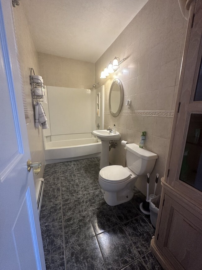 Building Photo - Luxurious 2 Bed, 2 Bath Rental on Lake Qui...