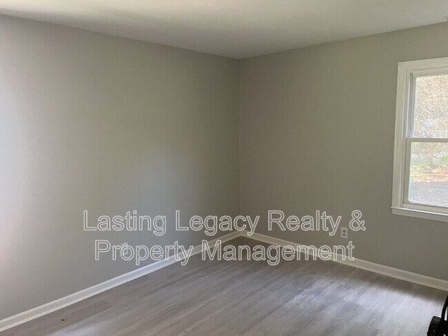 Building Photo - 4749 Eastwin Dr