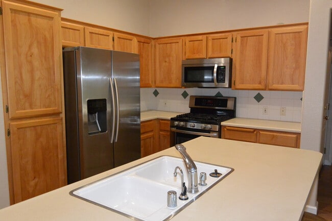 Building Photo - 3 bedroom 2 bathroom in the El Diamante sc...