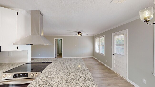 Building Photo - 4 Bed/2 Bath in Daniel Pratt School District