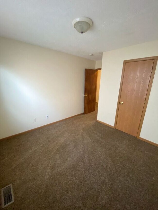 Building Photo - Collett Meadows - Large open floor plan, 4 bedroom Home with 2 baths - PETS WELCOME!