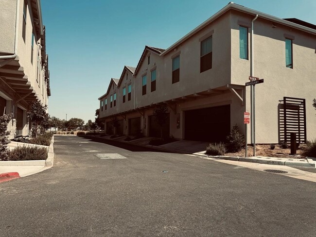 Building Photo - 413 W Mahogany Ln