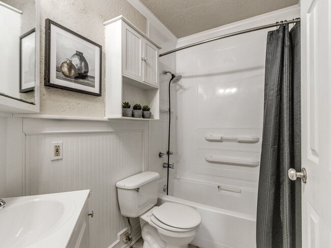 Building Photo - 3 bed 1 bath updated with beautiful garage...