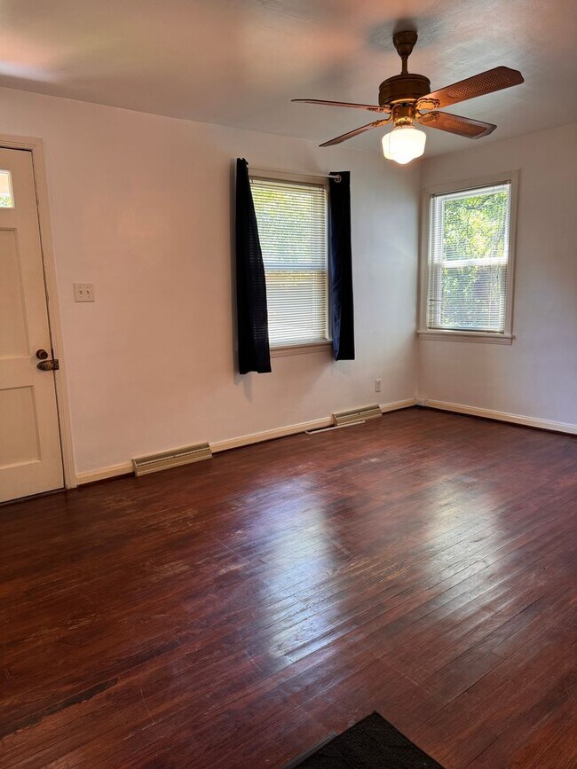 Building Photo - 613 Westview Dr