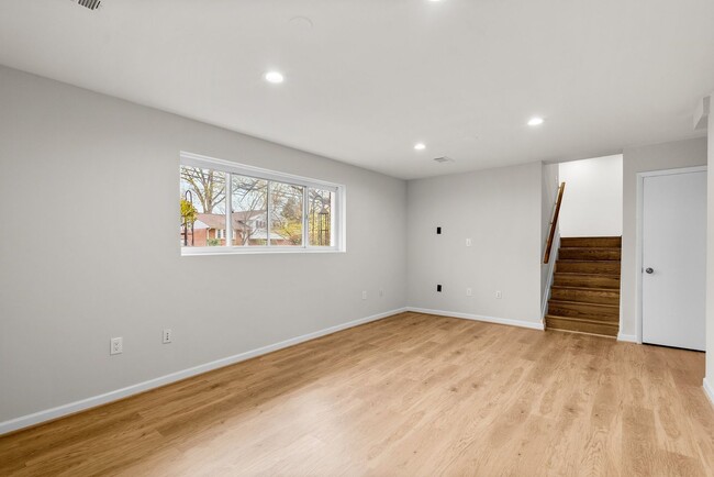 Building Photo - 3 Bed 3 Bath - Silver Spring Split Level -...