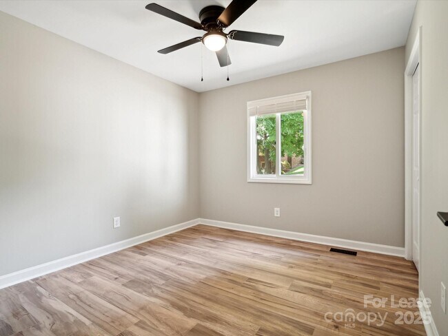 Building Photo - 4954 Moonlite Bay Dr