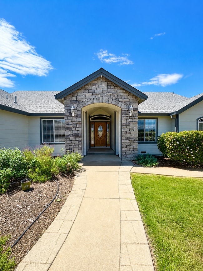 Building Photo - Relax and Enjoy Peaceful Lake Views!