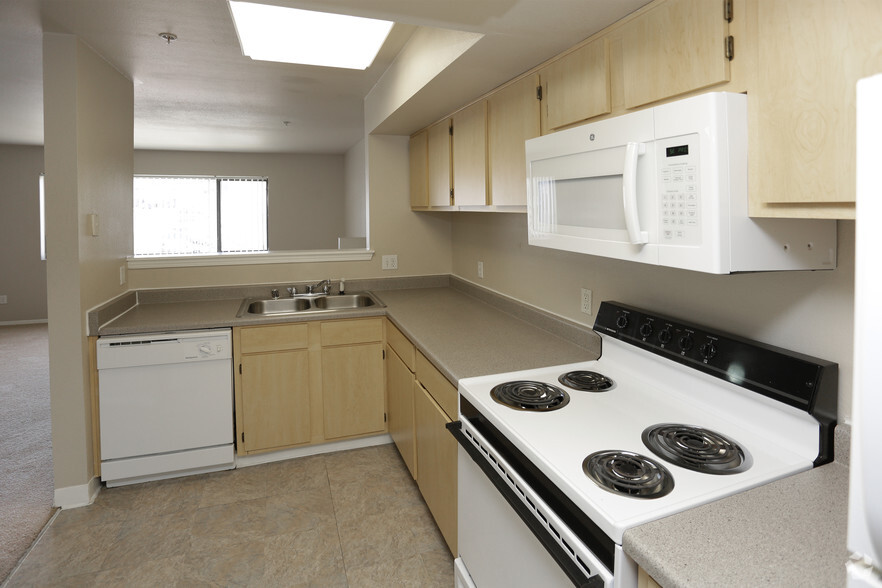 1BR, 1BA - 632 SF - Lynmar Apartments