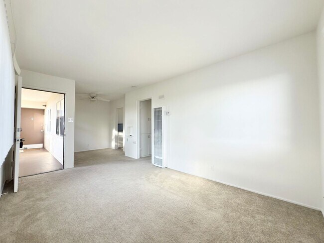 Building Photo - Across From The Beach in South O!