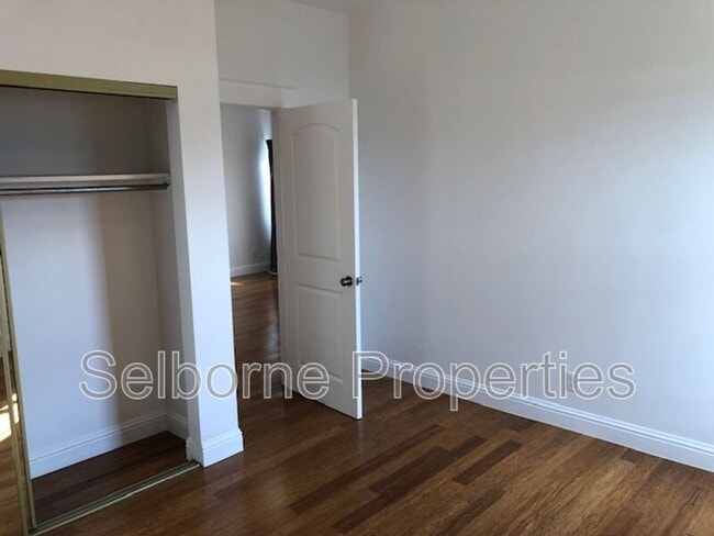 Building Photo - 939 International Blvd