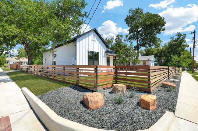 Building Photo - 2425 Monterey St