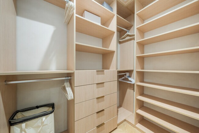 Building Photo - 2221 Bowmont Dr