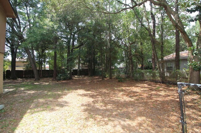 Building Photo - Updated Northeast Pensacola 3BR End-Unit Townhome Near UWF & Cordova Mall with Fresh Paint, New C...