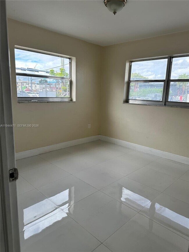 Building Photo - 1640 SW 1st St