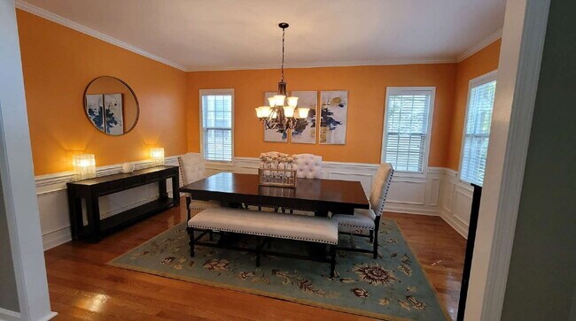Building Photo - Charming 3-Bed Oasis with Hardwood Eleganc...