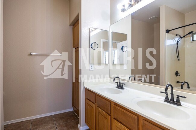 Building Photo - Great Home, Location and Move-In Ready!