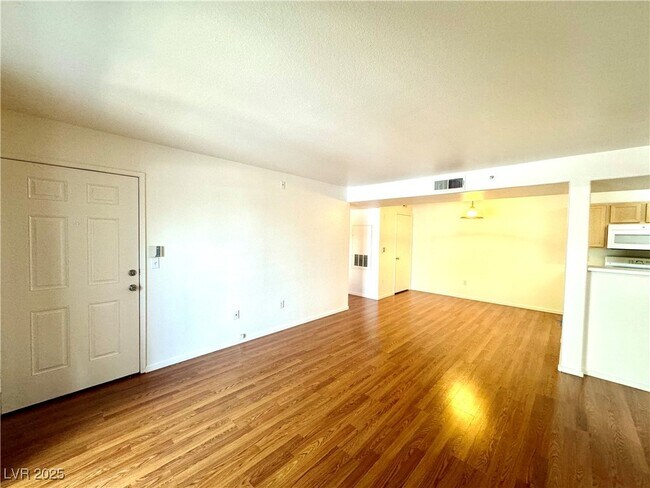 Building Photo - 950 Seven Hills Dr