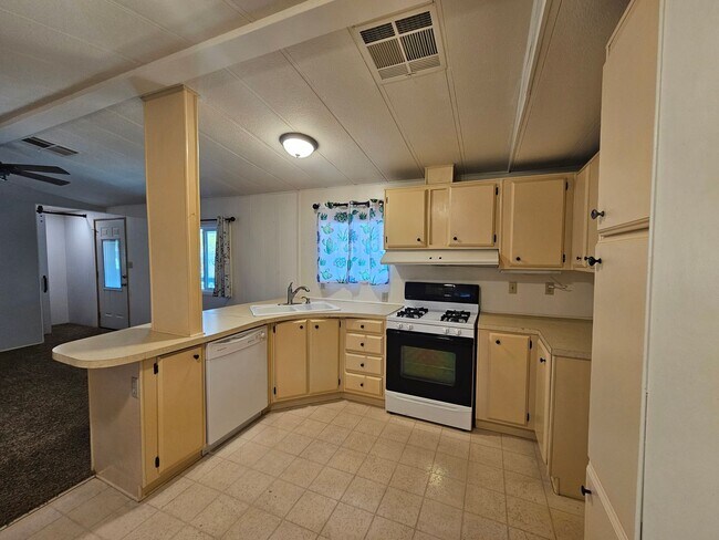 Building Photo - 2 bed/2 bath Manufactured Home in Desirabl...
