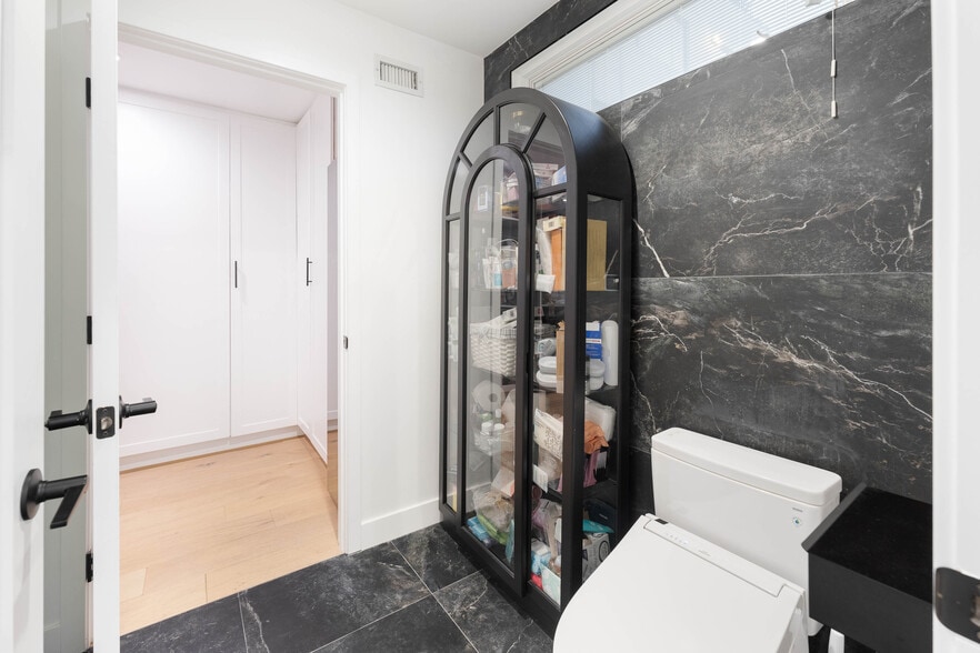 Master bathroom toilet - 3541 Multiview Dr