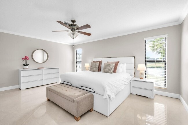 Building Photo - 3250 Lakeview Blvd