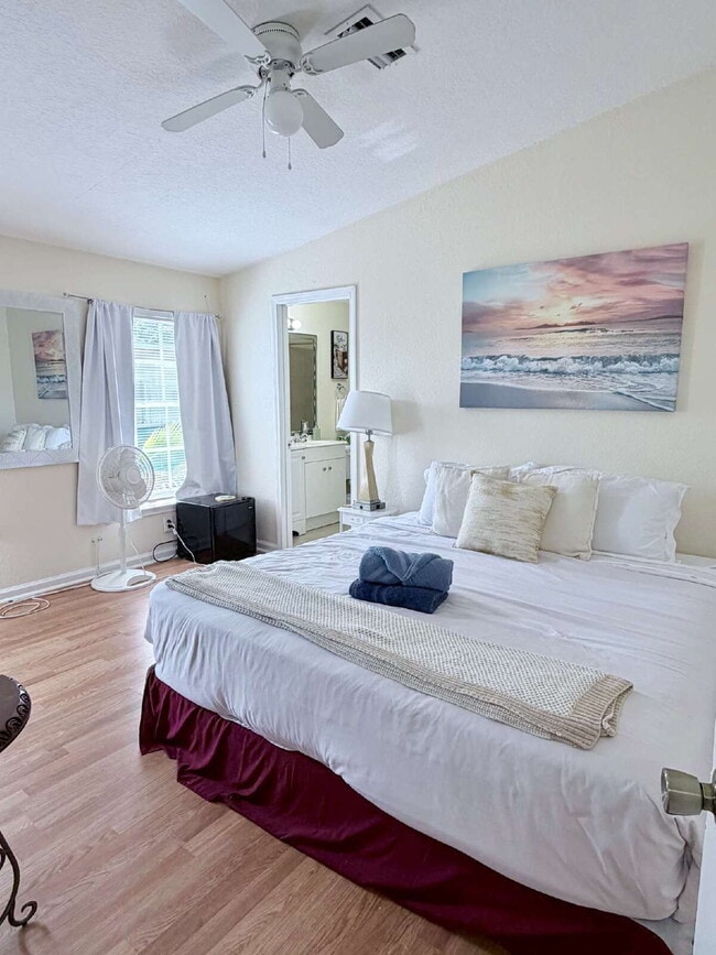 Building Photo - "Charming 1-Bedroom for Rent, Oasis in Vibrant West Palm Beach – Your Ideal Urban Retreat!"