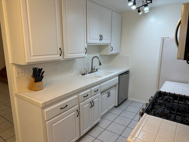 Building Photo - 4381 Ventura Canyon Ave