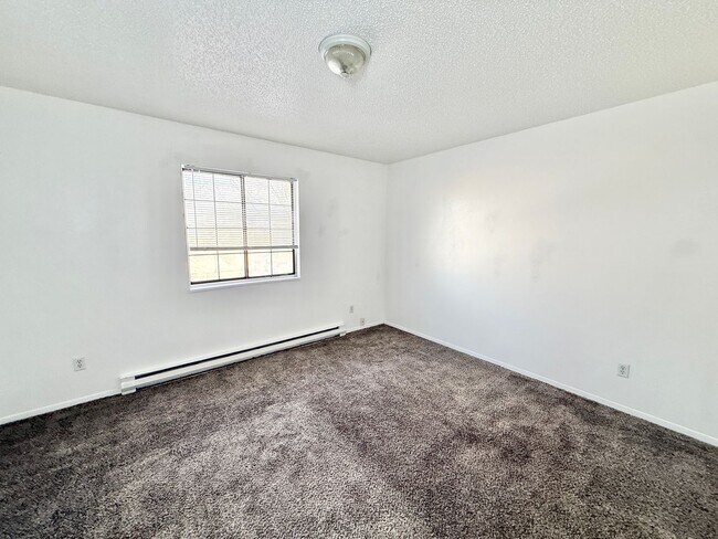 Building Photo - 43 Royal Crest Dr