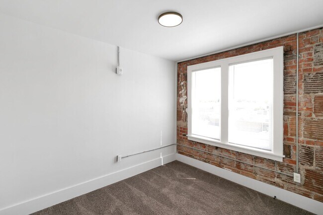 Building Photo - Third Floor Two Bedroom Unit Available