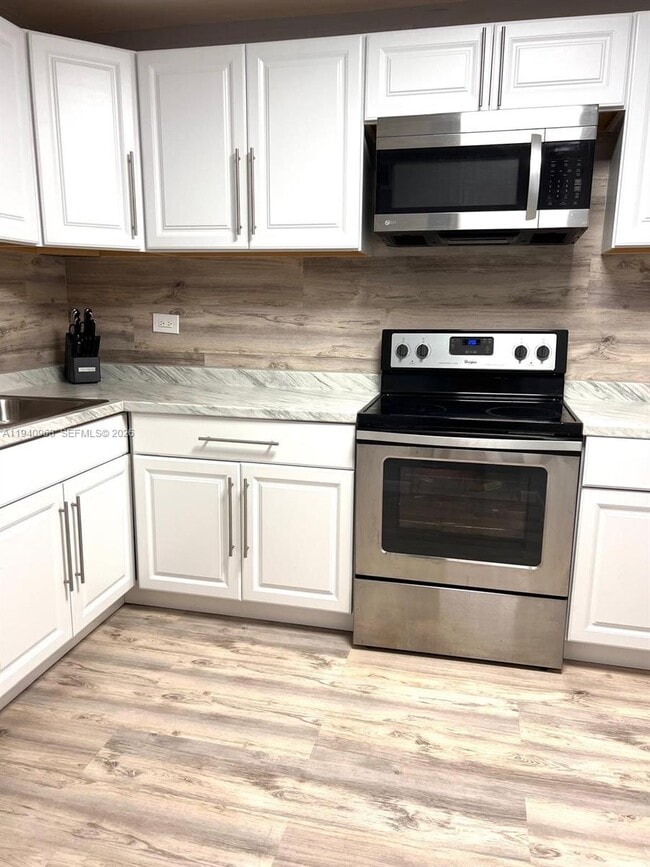 Building Photo - 1670 NE 191st St