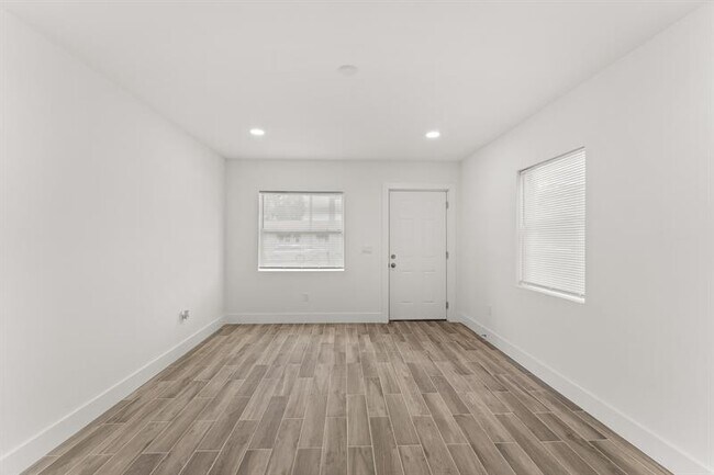 Building Photo - 602 S 13th St