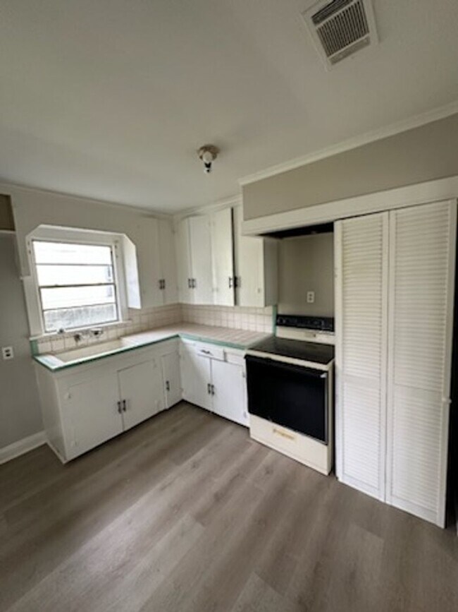 Building Photo - 701 Whittington St